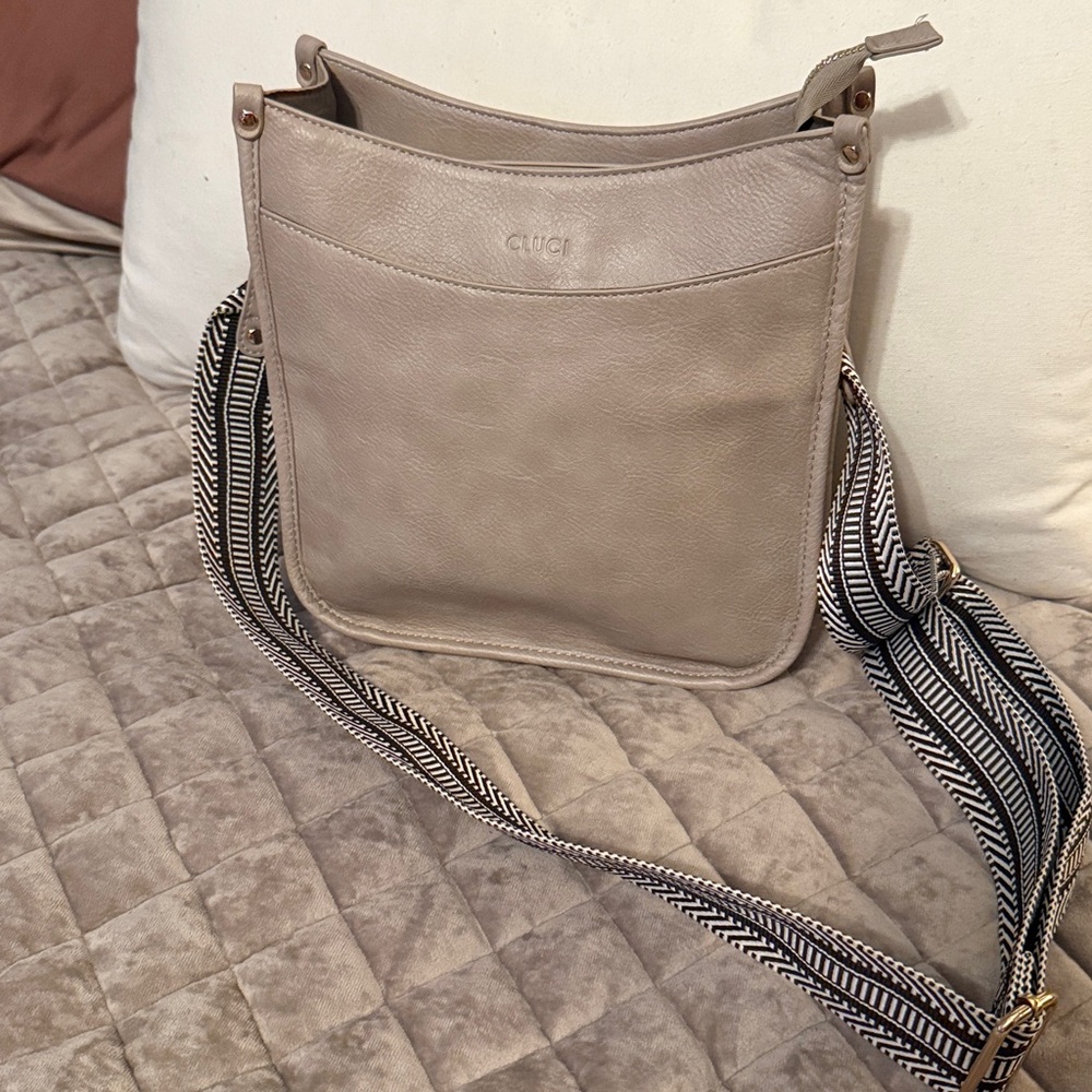 Cluci Crossbody bag. 10 x 9 x 4.  Light Gray/ beige❤️